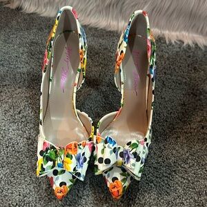 Betsy Johnson floral polkadot pumps